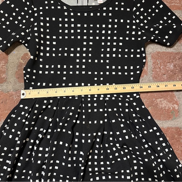 LuLaRoe Amelia Black & White Square Pattern A-line Dress Small Pleated Pockets - Picture 5 of 14